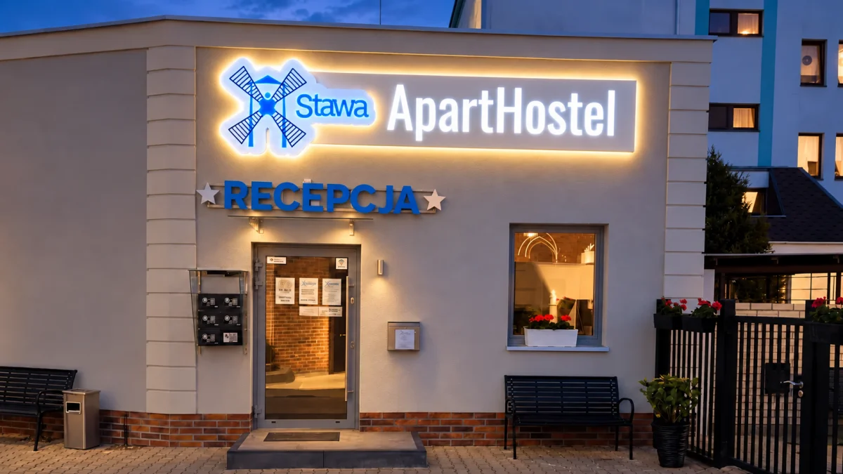 Stawa ApartHostel — świecące białe litery, podświetlone logo i tylna poświata