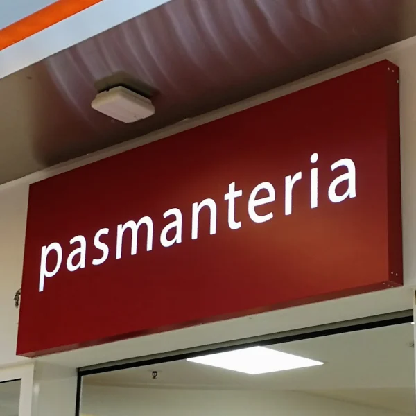 Pasmanteria — czerwony kaseton