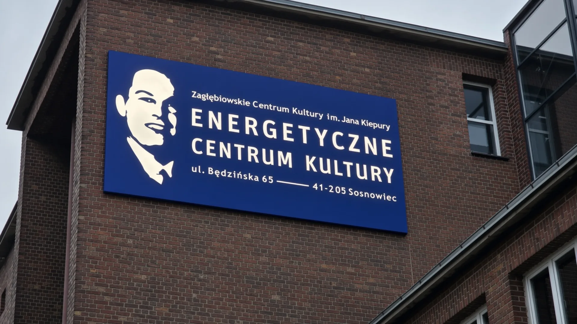 Niebieski kaseton Energetyczne Centrum Kultury na elewacji
