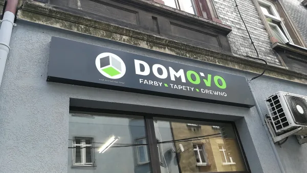 Domovo — kaseton nad witryną