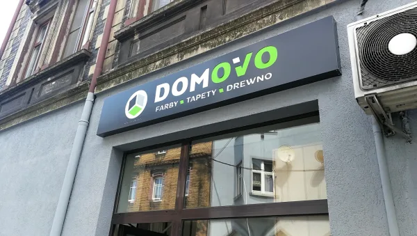 Domovo — kaseton nad witryną