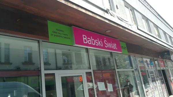 Babski Świat — szyld w dzień i w nocy
