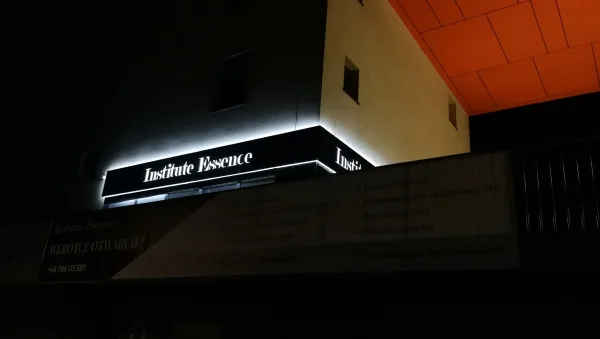 Institute Essence — kasetony narożne