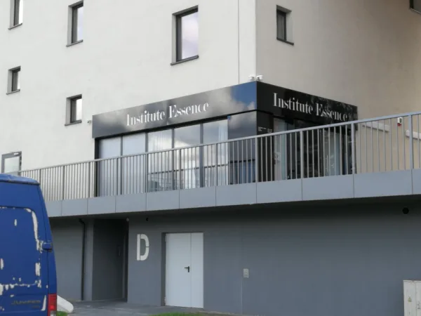 Institute Essence — kasetony narożne