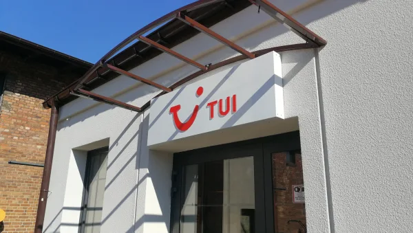 TUI — kaseton nad wejściem