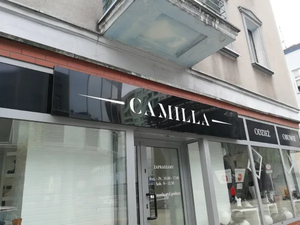 CAMILLA — kaseton z poświatą na elewacji