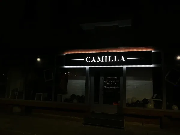 CAMILLA — kaseton z poświatą na elewacji
