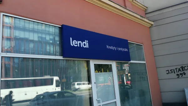 Lendi — kaseton nad wejściem