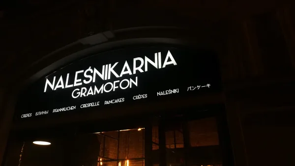 Gramofon — podświetlane kasetony naleśnikarni