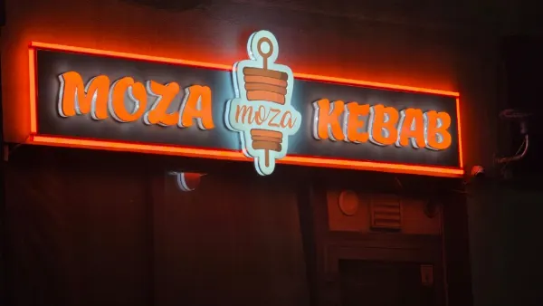 Moza Kebab — kaseton nocą