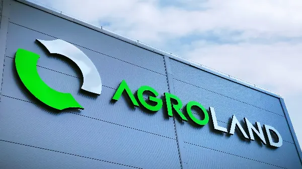 Agroland — litery 3D na elewacji