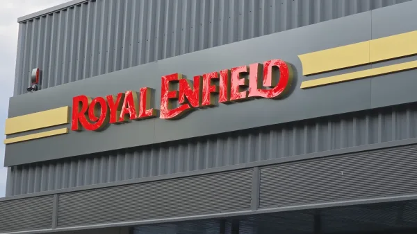 Royal Enfield — litery na elewacji