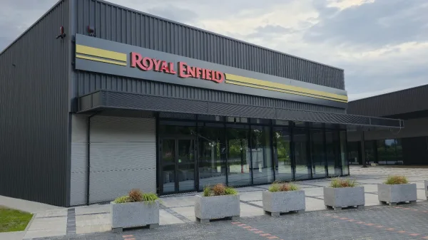 Royal Enfield — litery na elewacji