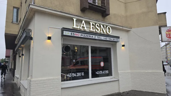 La Esno — litery nad witryną