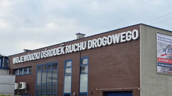 WORD — litery podświetlane na elewacji