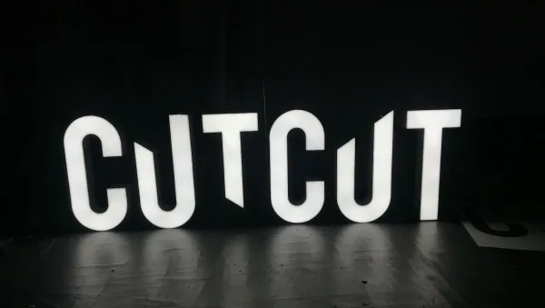 CUT CUT — białe litery LED
