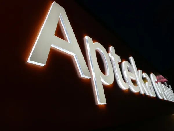 Apteka — litery podświetlane