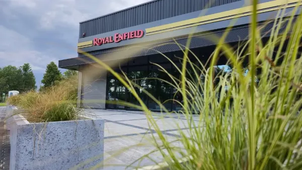 Royal Enfield — litery na elewacji