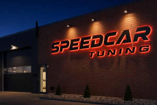 SpeedCar Tuning — litery z poświatą halo